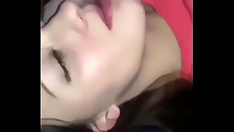 Bạn Gái Cho Một Màn Blowjob Lộn Xộn