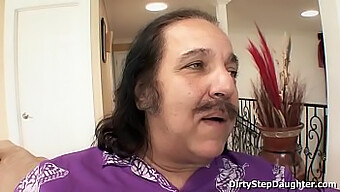 Ron Jeremy和lynn Love在诱人的裙子里亲密接触