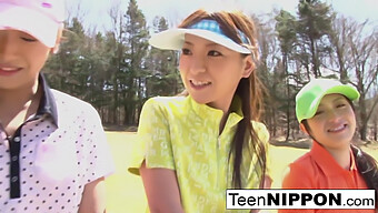 Adorables Adolescentes Asiatiques S'Engagent Dans Un Jeu De Golf Risqué Avec L'Enlèvement De Vêtements Comme Objectif