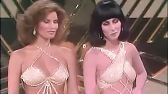 Sarışın Milf Cher Ve Esmer Ünlü Raquel Welch Topuklu Ayakkabılarıyla