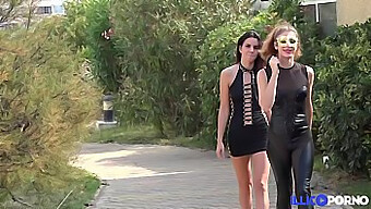 As Garotas Universitárias Bella E Elise Se Envolvem Em Um Trio Bdsm Com Um Escravo Amarrado