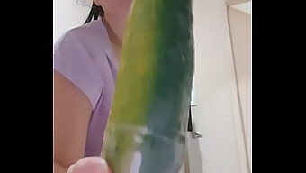 与拉丁美女的后门进行可食用的玩耍时间