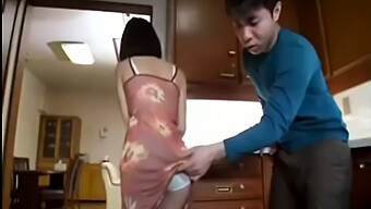 Una Madre Japonesa Da Una Mamada Impresionante Al Amigo De Su Hijastro