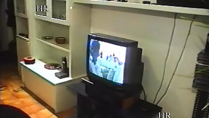 Kocanın Karısını Ve Arkadaşını Cinsel Aktivitelere Gözetlediği Retro Bir Video