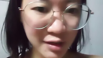 Sessione Da Sola Di Una Giovane Ragazza Thailandese Nella Sua Casa Di Famiglia..