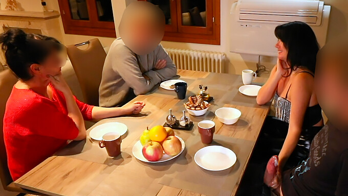 18-Letnia Niemka Odsłania Ogromnego Kutasa W Publicznej Restauracji!