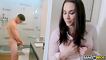 Milf Trưởng Thành Chanel Preston Phát Hiện Con Trai Mình Tự Sướng Trong Phòng Tắm