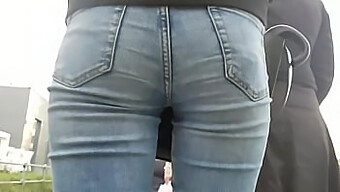 Calça Jeans E Bunda Em Exibição Em Público