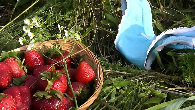 Hra S Jahodovou Kundičkou A Sladkým Dievčaťom