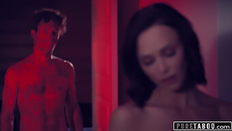 La Fuga Di Halloween Di Emily Willis Si Trasforma In Un Incontro Tabù In Cabina