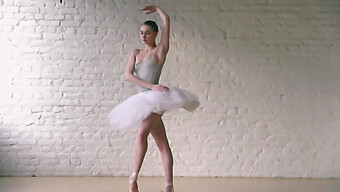 Η Ballerina Από Την Ευρώπη Εκτελεί Ερωτική Ρουτίνα Μπαλέτου