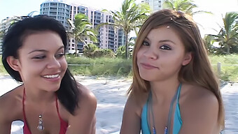 Duas Jovens Garotas De Praia De Miami Fazem Um Boquete Desleixado E Engolem Porra