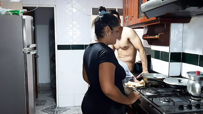 Una Giovane Mamma Colombiana Si Lascia Andare Al Piacere Orale Con Il Figliastro In Cucina..