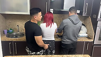 O Amigo Do Marido Fica Amigo Da Esposa Latina Enquanto Ela Cozinha Em Um Vídeo Caseiro