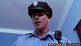 Brazzers - Adolescenții Preferă Dimensiuni Mari - Amia Miley Și Johnny Sins Într-O Întâlnire Cu Poliția