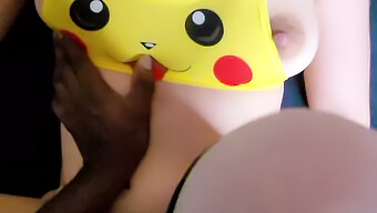 Büyük Popolu Amatör Avrupalı Bebek Pikachu Kıyafetiyle Sikişiyor