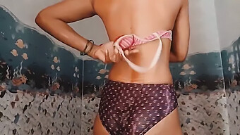 Kecantikan India Mamta Bhabhi Mandi Dan Menampakkan Lingerie-Nya