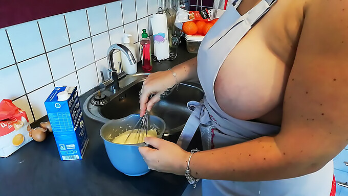 Een Zinderend Europees Stel Verwarmt De Keuken In Een Hete Video.