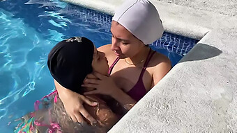 Pareja Bisexual Se Involucra En Juegos Previos Junto A La Piscina, Lo Que Lleva A La Intimidad En El Baño