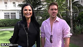 Jasmine Jae, En Sulten Milf Med En Gjennomboret Klitoris Og Store Naturlige Pupper, Blir Med På En Trekant På Stranden