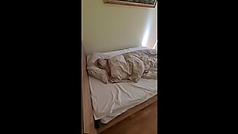 Marito Amatoriale Chiede All'Amico Di Svegliare La Moglie Per Un Video Fatto In Casa Di Masturbazione