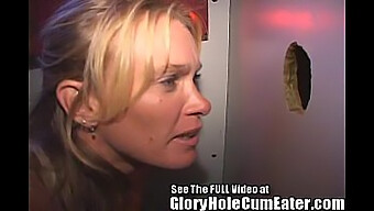 Femme Excitée Donne Du Plaisir Oral Et Avale Du Sperme Lors D'Une Orgie Au Gloryhole