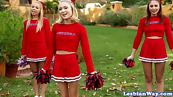 Lezbiyen Cheerleaderlar, Antrenmandan Sonra Vahşi Bir Dörtlüye Dalıyorlar