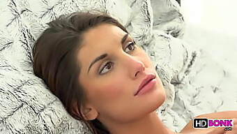 August Ames'In Duygusal El Işi Tutkulu Seksle Sonuçlanıyor