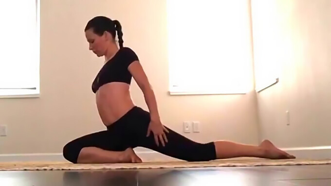 L'Allure Bruna Di Evangeline Lilly Nella Routine Di Yoga