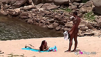 Un Hombre Negro Bien Dotado Atrae A Una Hermosa Playa Nudista