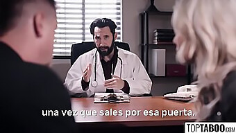 Un Médico Ofrece Un Tratamiento De Fertilidad No Convencional A Una Pareja En Dificultades.