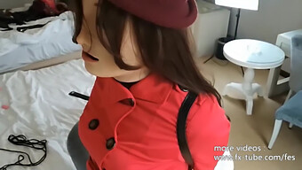 女跨性别者在乳胶服装中体验痛苦的折磨