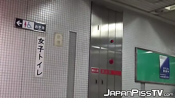 日本人女性がトイレで放尿している様子を録画!