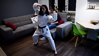 Femdom Europea Domina Con Il Gioco Del Piede Di Karate