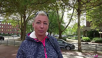 Középkorú Milf Mandy Mélytorkosan Szopja És Análisan Az Utcán Kapja A Pénzt