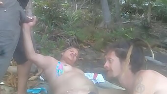 Casal Amador Explora Praia De Nudismo E Se Envolve Em Sexo Apaixonado