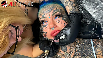 A Modelo Tatuada Deslumbrante Recebe Um Aprimoramento Na Tatuagem Facial.