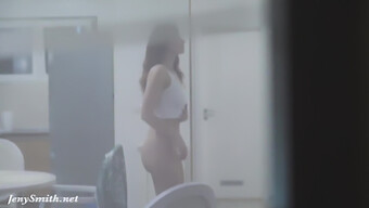 Una Splendida Bruna Mostra Le Sue Curve In Un Video Nudo.