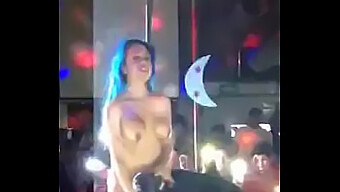 Caliente Encuentro Lésbico Con El Delicioso Coño De Una Stripper