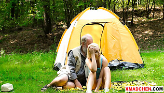 Viejo Recibe Comida De Polla En Un Día Soleado