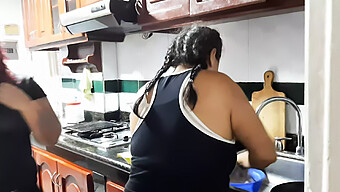 Une Femme De Ménage Latine Devient Intime Avec Ma Belle-Mère Occupée À Cuisiner