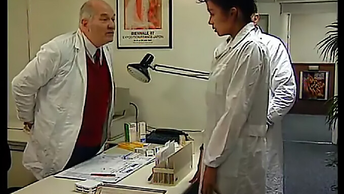 Doctorul European Cu Sânii Mari Se Bucură De Sex Hardcore Și Plăcere Orală Într-Un Film Vintage