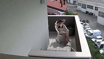 Heimlich Einer Jungen Frau Zuzusehen, Wie Sie Sich Auf Ihrer Terrasse Selbst Befriedigt