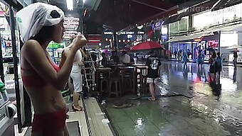 Rapporto Tra Teenager E Milf Thailandese A Pattaya, In Tailandia