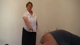 Una Mujer Mayor Conserva A Una Milf En Un Video Hardcore De Milf.