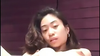 Si Cantik Berambut Pirang Menerima Deepthroat Dan Mainan Dengan Dirinya Sendiri