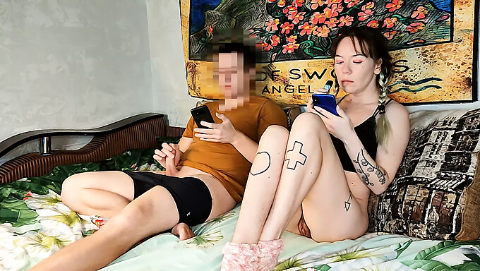 La Belle-Soeur Adolescente Asiatique Surprend Son Demi-Frère En Train De Regarder Du Porno