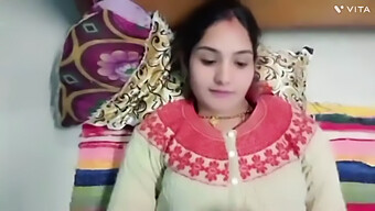 Desi Bhabhi, Kocası Yokken Üvey Kardeşiyle Vahşi Bir Seks Yapıyor