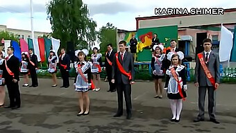 Rus Genç Okul Etek Altı Dansıyla Şaşırtıyor