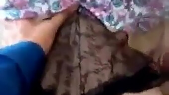 Joven Adulto Se Involucra En Juego Anal Restringido Con Su Pareja Árabe